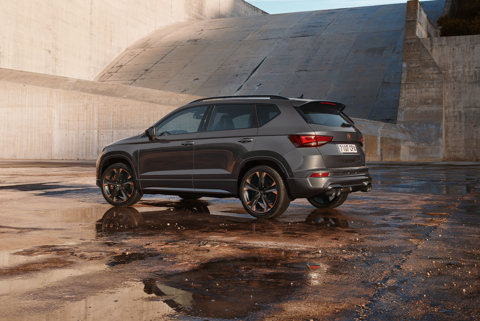 CUPRA Ateca sedd bakifrån som framhäver dess kvalitet, rymlighet och moderna exteriördesign. 