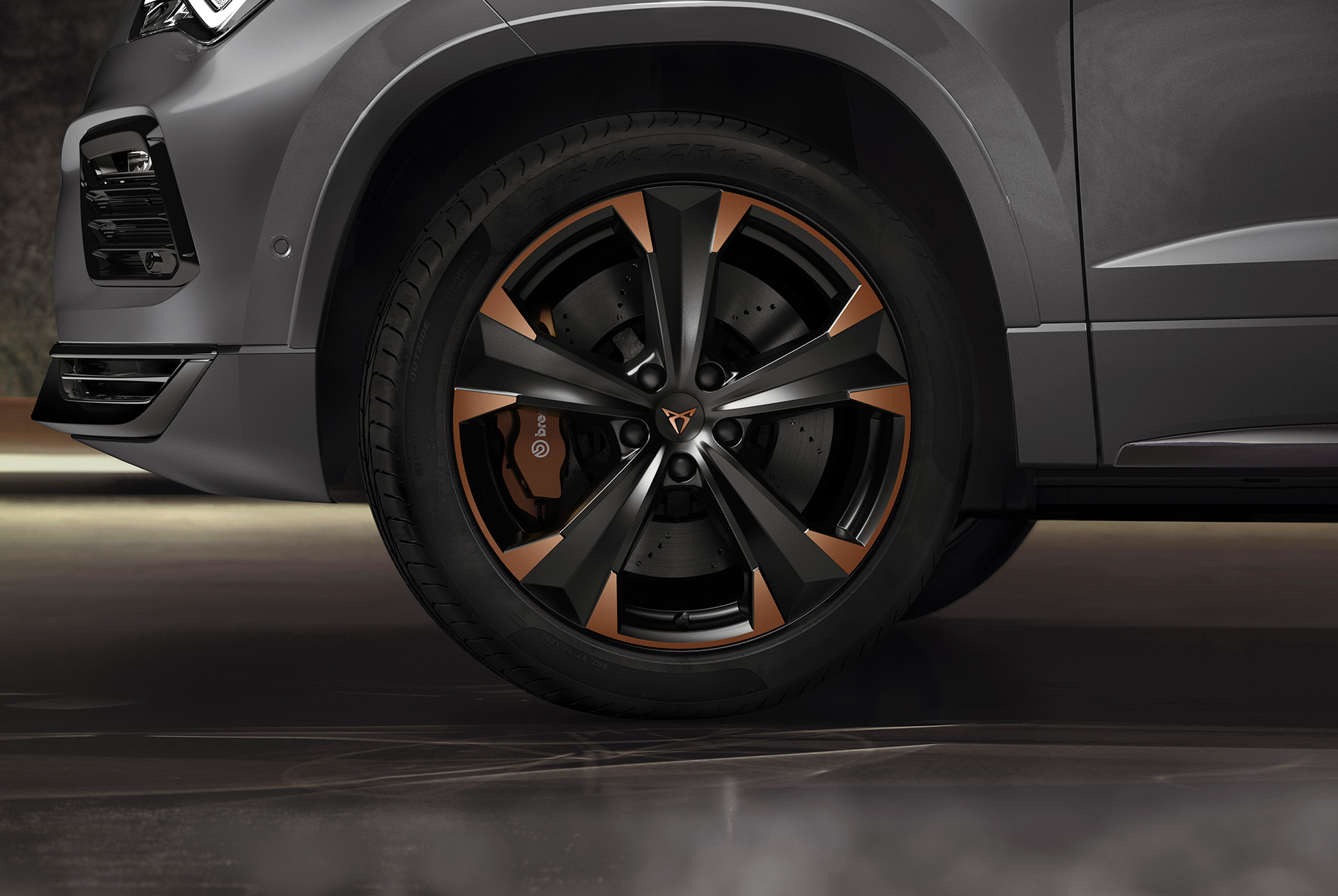 Närbild av CUPRA Atecas högprestandabromsar med Brembo-bromsok