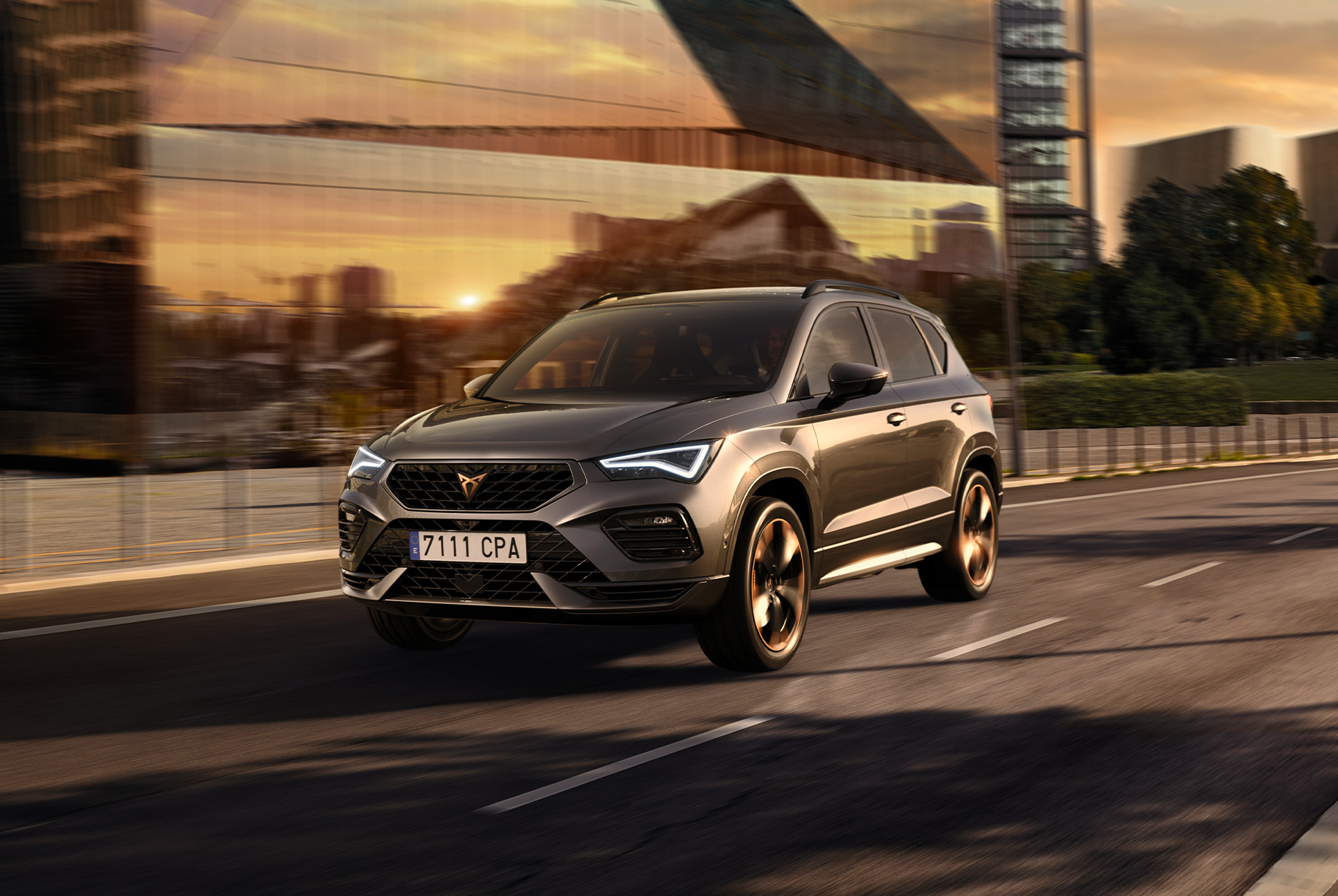 grå cupra ateca suv mot vit bakgrund. 