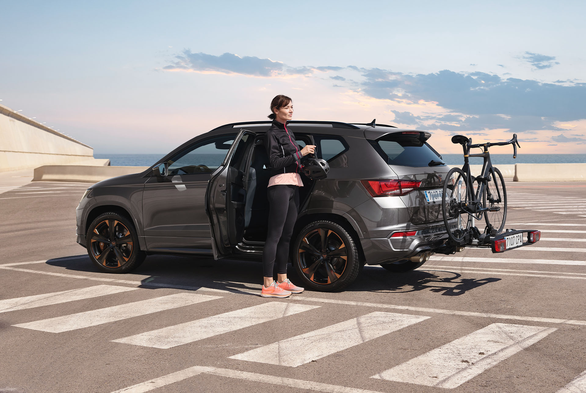 CUPRA Ateca med nydesignad cykelhållare som rymmer upp till två cyklar och visar upp möjligheterna för utomhusäventyr. 