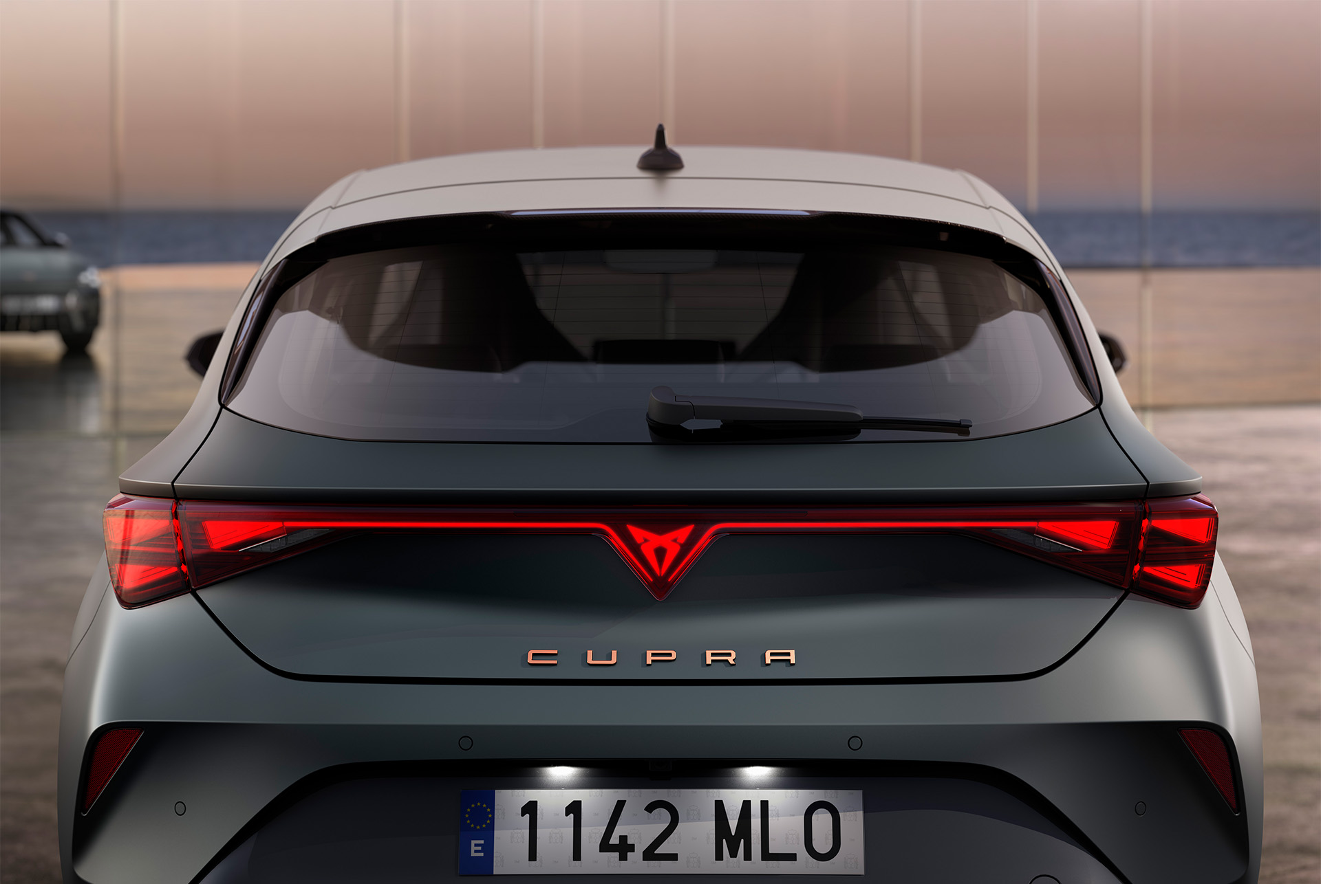 vy av nya cupra leon 2024 hybridbilens bagageutrymme och baklyktor, LED-belysning, integrerad LED cupra-logotyp