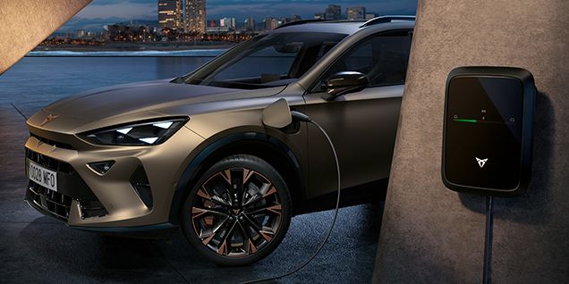 2024 cupra formentor hybridbil i matt century bronze som laddas med väggladdare